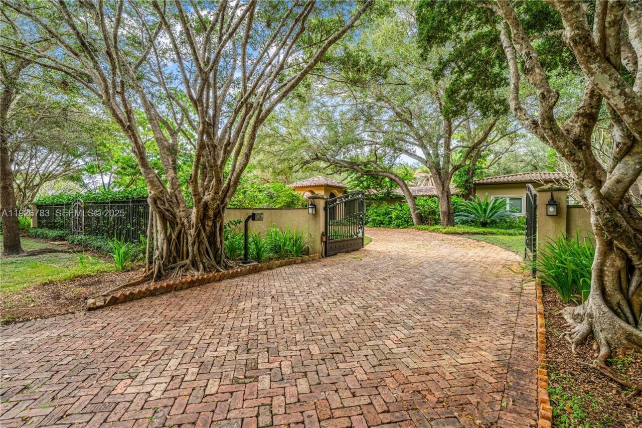 6755 SW 99th Ter, Pinecrest, FL 33156 Photo