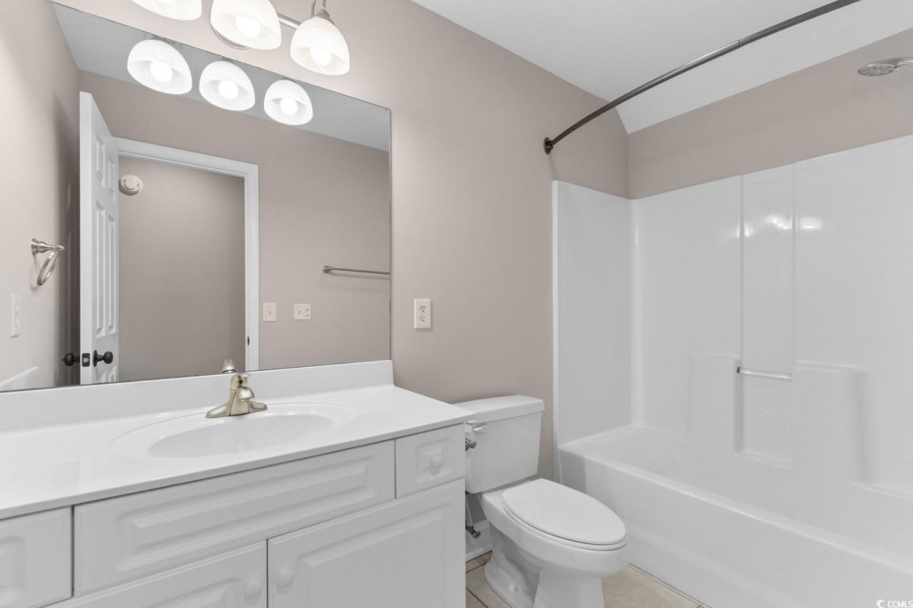 2077 N Berwick Dr. Photo 18