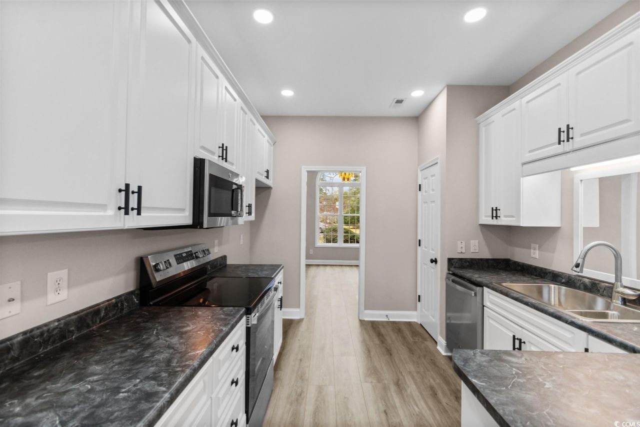 2077 N Berwick Dr. Photo 4