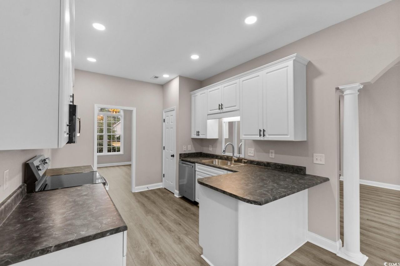 2077 N Berwick Dr. Photo 5