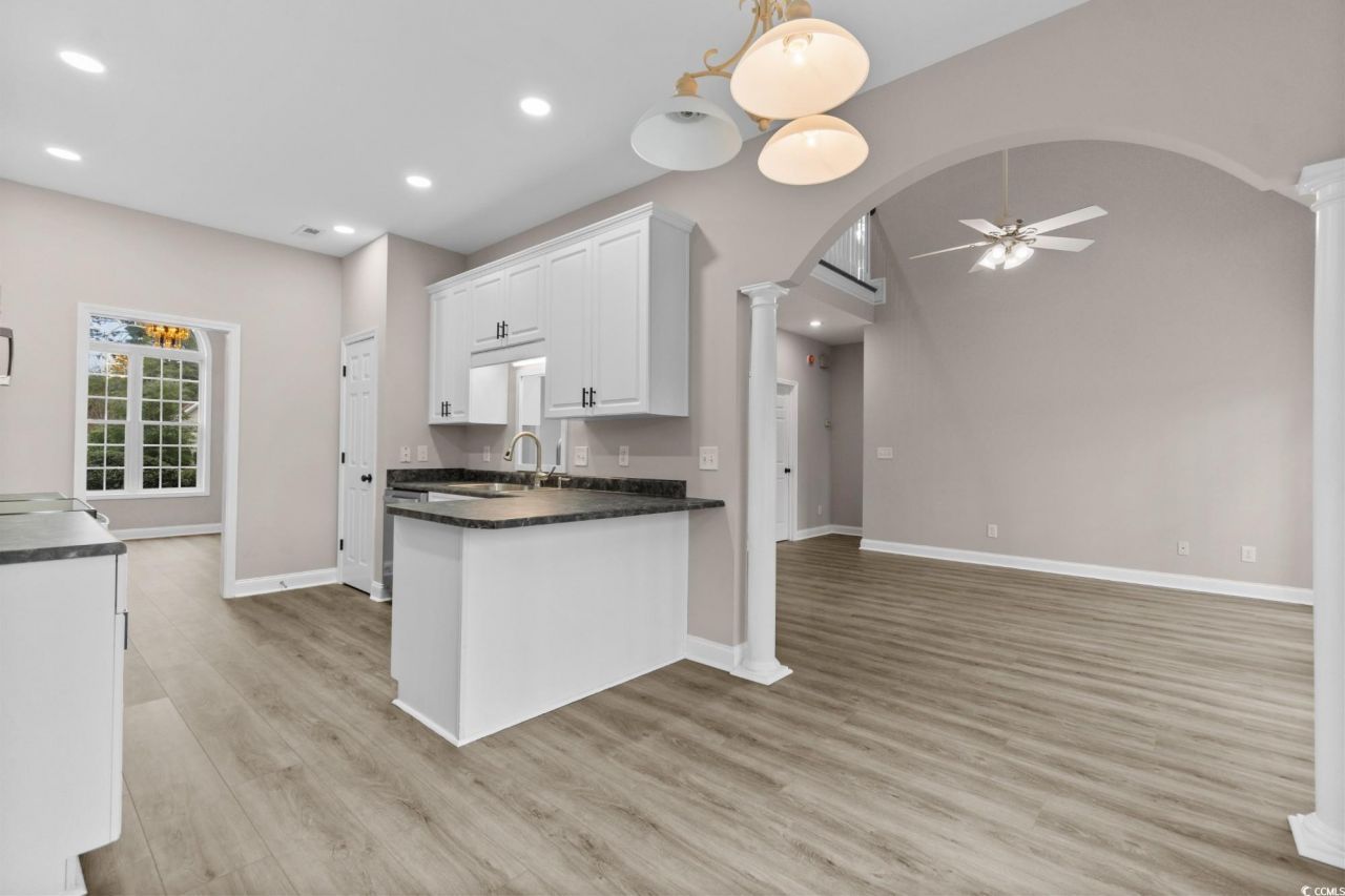 2077 N Berwick Dr. Photo 6