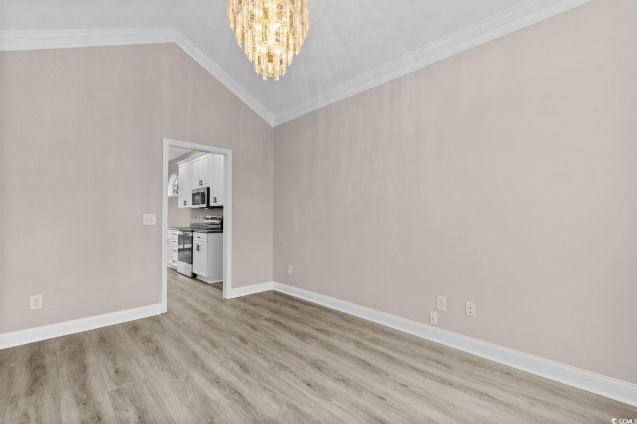 2077 N Berwick Dr. Photo 8