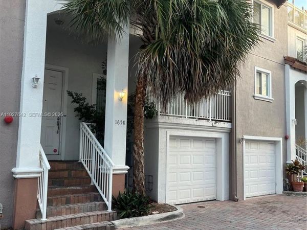 1658 Hayes St, Hollywood, FL 33020