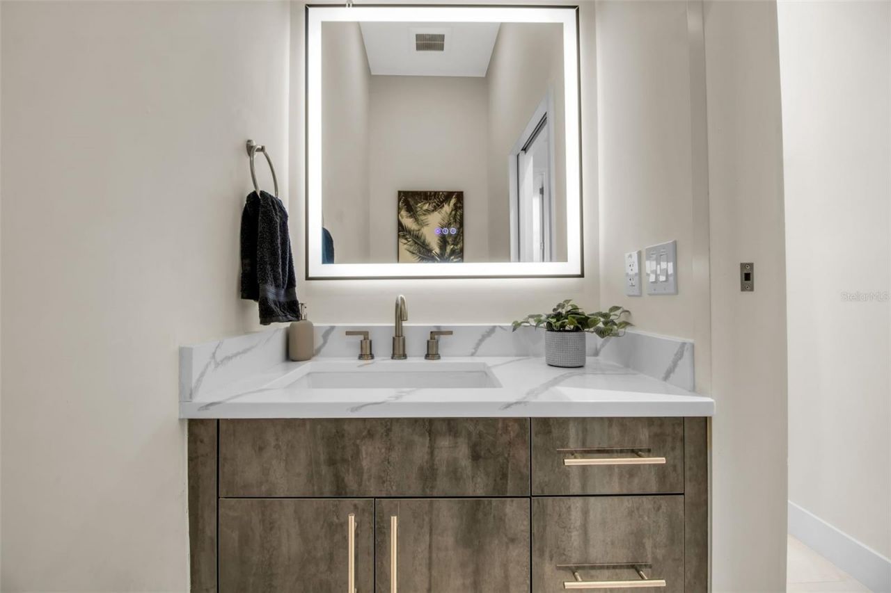 1558 4th Street, Unit 208, Sarasota, FL 34236 Photo