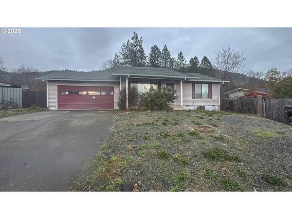 1023 NE PRIMROSE PL, Grants Pass, OR 97526