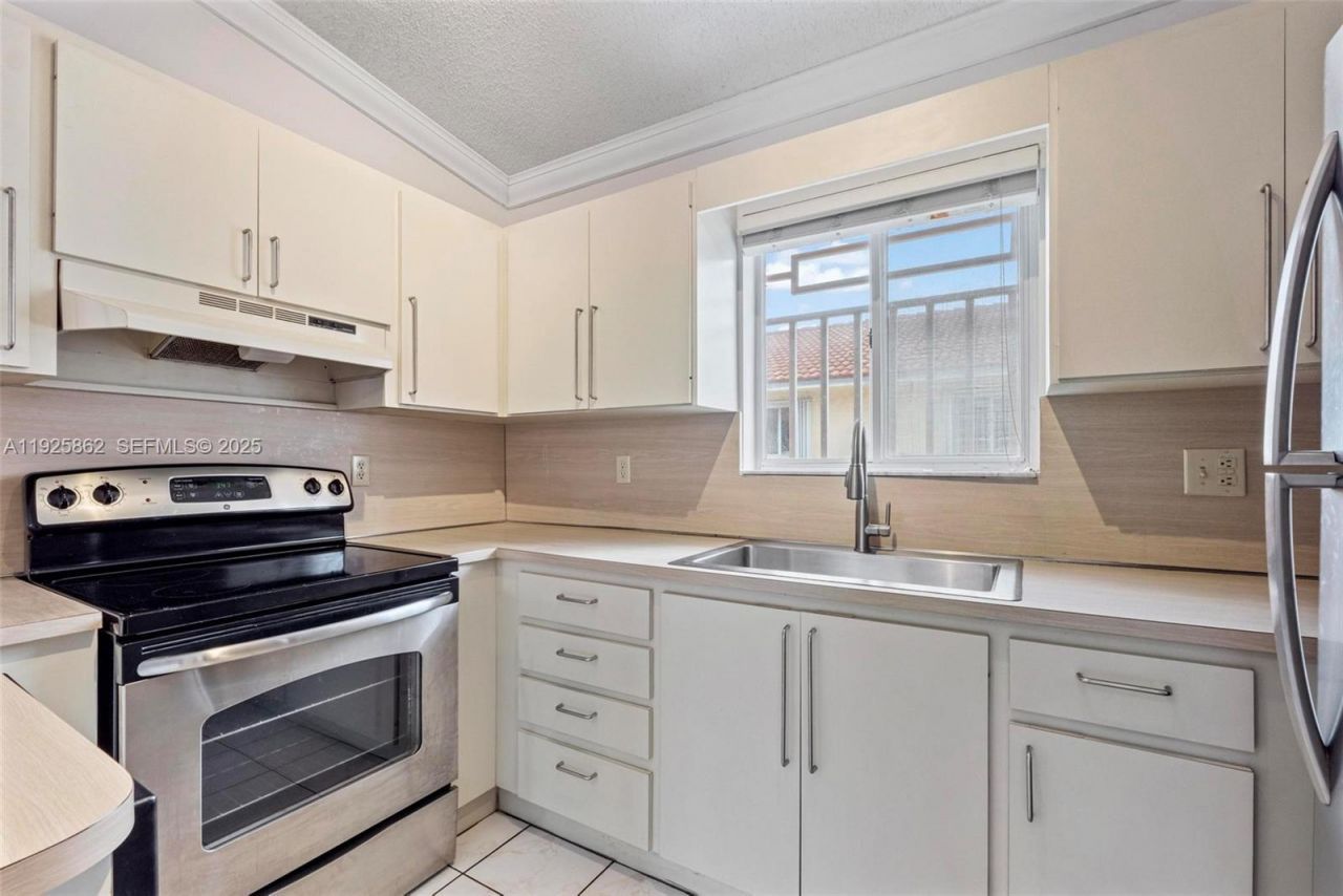 10101 W Okeechobee Rd, Unit 13202, Hialeah Gardens, FL 33016 Photo