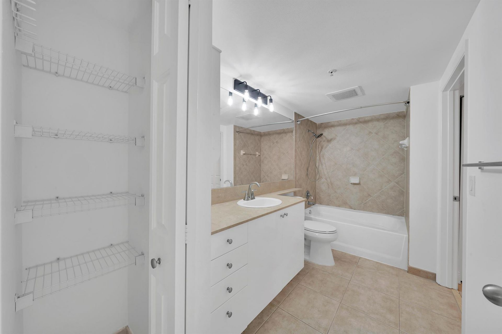 625 Casa Loma Boulevard, Unit 207, Boynton Beach, FL 33435 Photo