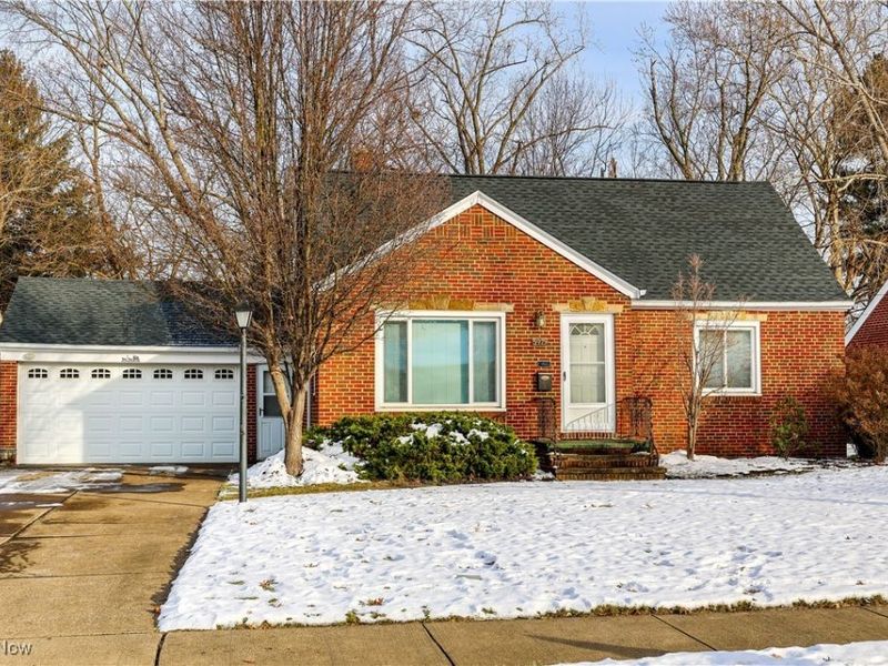 5979 Twin Lakes Drive, Parma, OH 44129 Photo 1