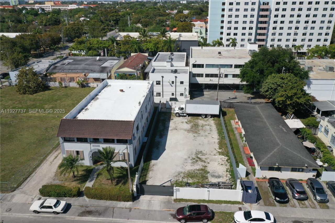 2268 SW 8th St, Miami, FL 33135 Photo