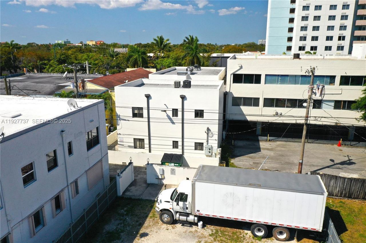 2268 SW 8th St, Miami, FL 33135 Photo