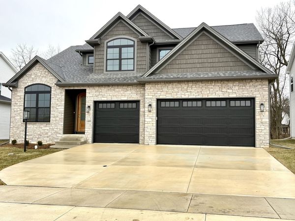 1403 Ravenwood Drive, Mahomet, IL 61853