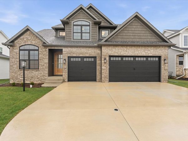 1403 Ravenwood Drive, Mahomet, IL 61853