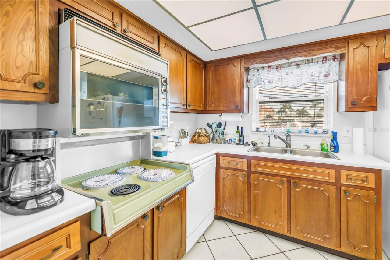 5020 Brittany Drive S, Unit 124, Saint Petersburg, FL 33715 Photo