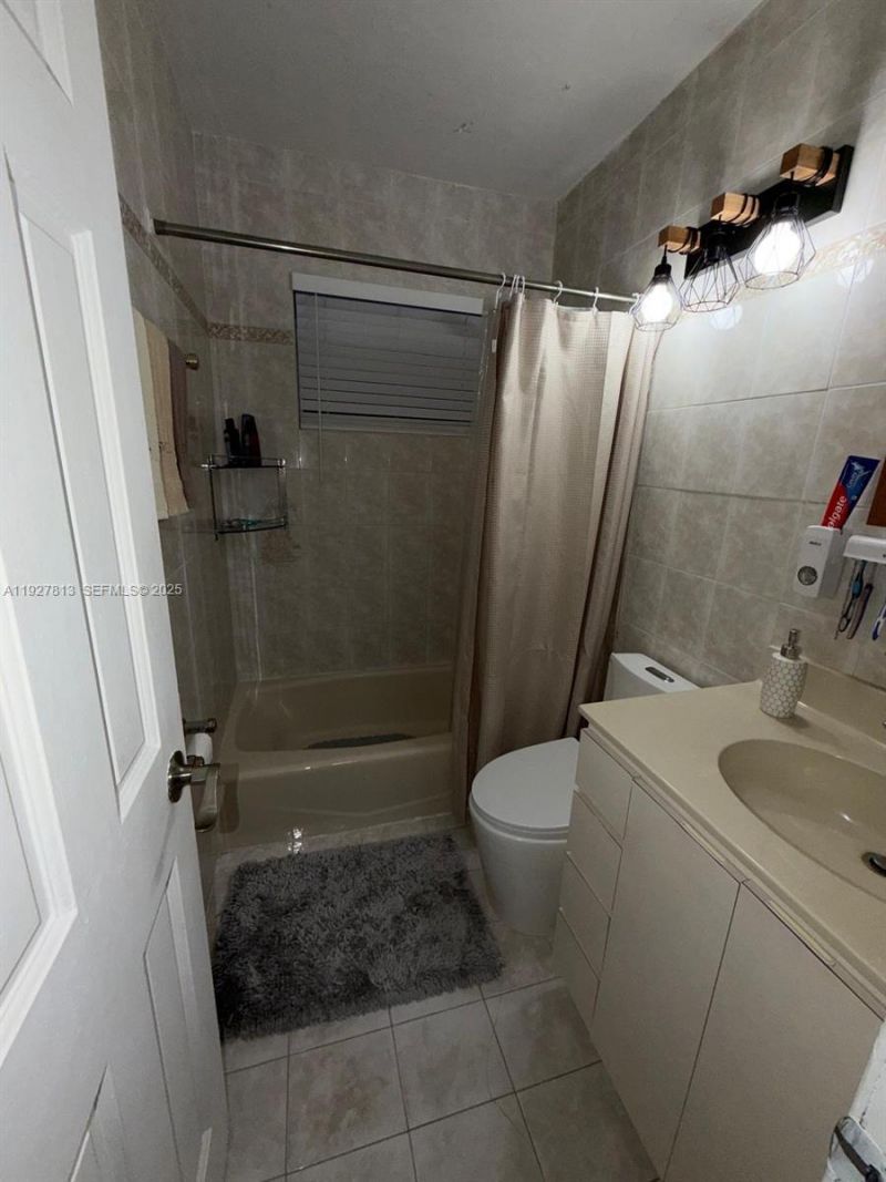 100 NE 171st Ter, Miami, FL 33162 Photo