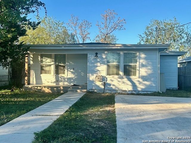 924 Allende, Seguin, TX 78155 Main Photo