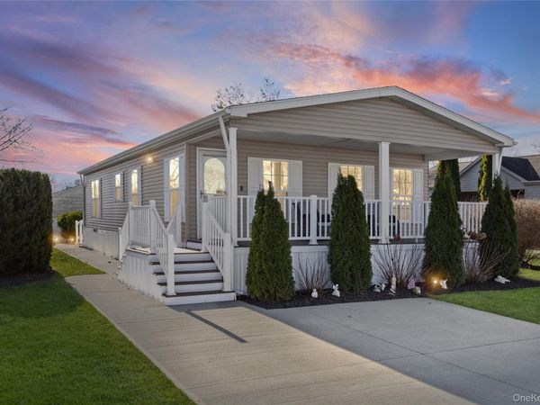 1661 Old Country Road, Unit 351B, Riverhead, NY 11901