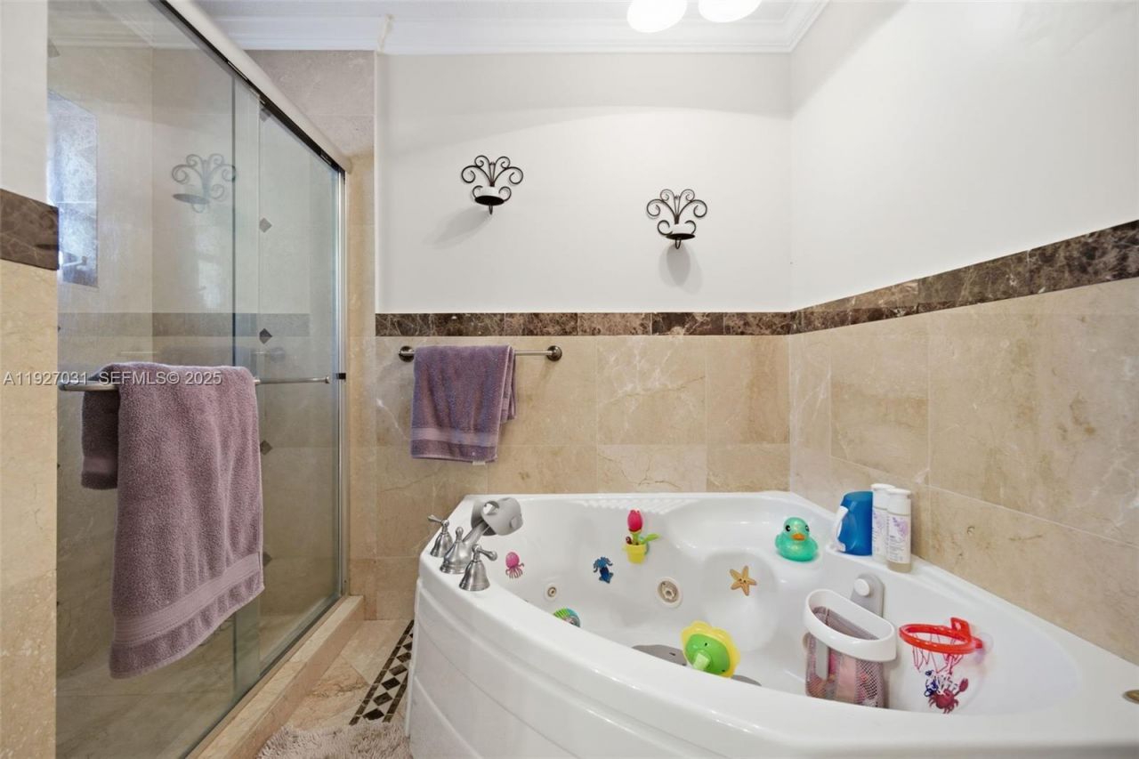 713 Diplomat Pkwy, Hallandale Beach, FL 33009 Photo