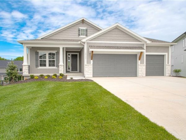 17171 S Laurelwood Street, Olathe, KS 66062