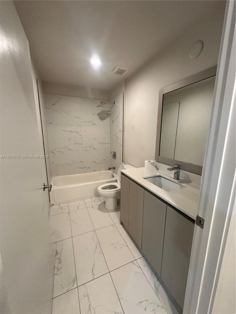 2555 NE 193rd St, Unit 2116, Miami, FL 33180 Photo