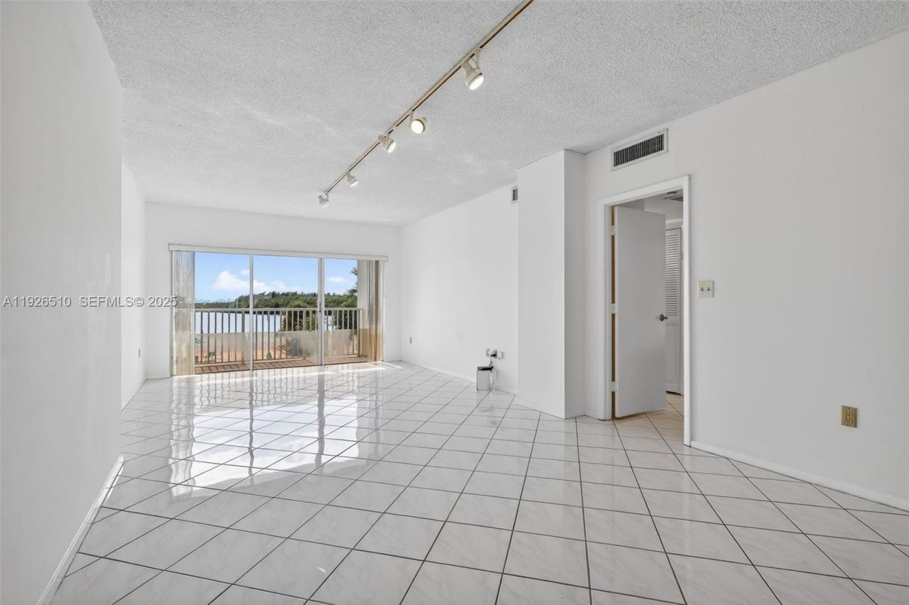 300 Bayview Dr, Unit 202, Sunny Isles Beach, FL 33160 Photo