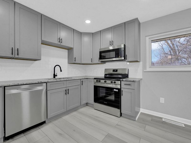 3333 Latonia Court, Columbus, OH 43232 Photo 10