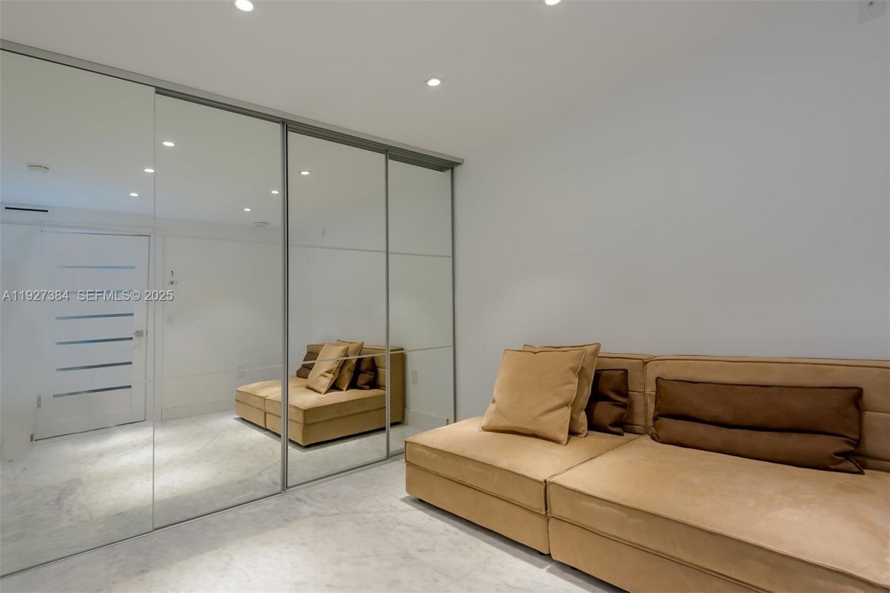 6423 Collins Ave, Unit 304, Miami Beach, FL 33141 Photo