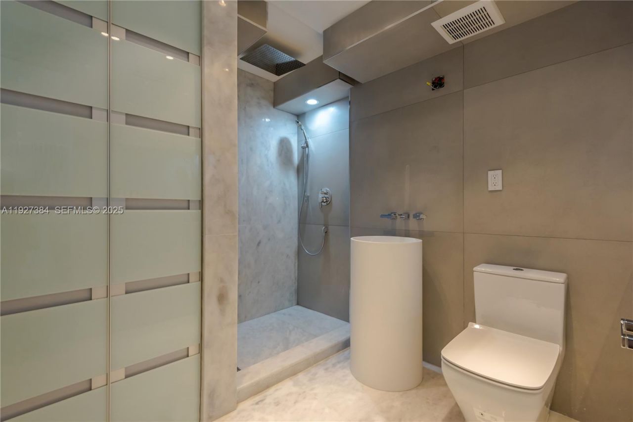 6423 Collins Ave, Unit 304, Miami Beach, FL 33141 Photo