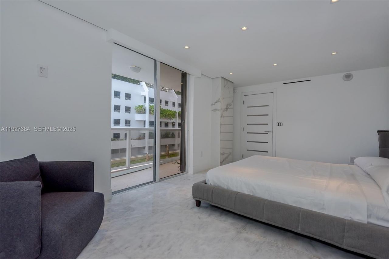 6423 Collins Ave, Unit 304, Miami Beach, FL 33141 Photo