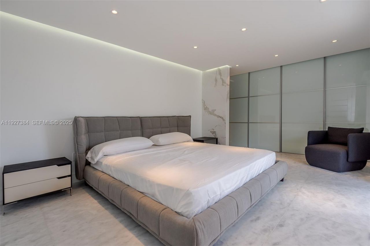 6423 Collins Ave, Unit 304, Miami Beach, FL 33141 Photo