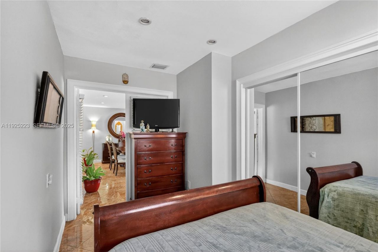 341 S Biscayne River Dr, Miami, FL 33169 Photo