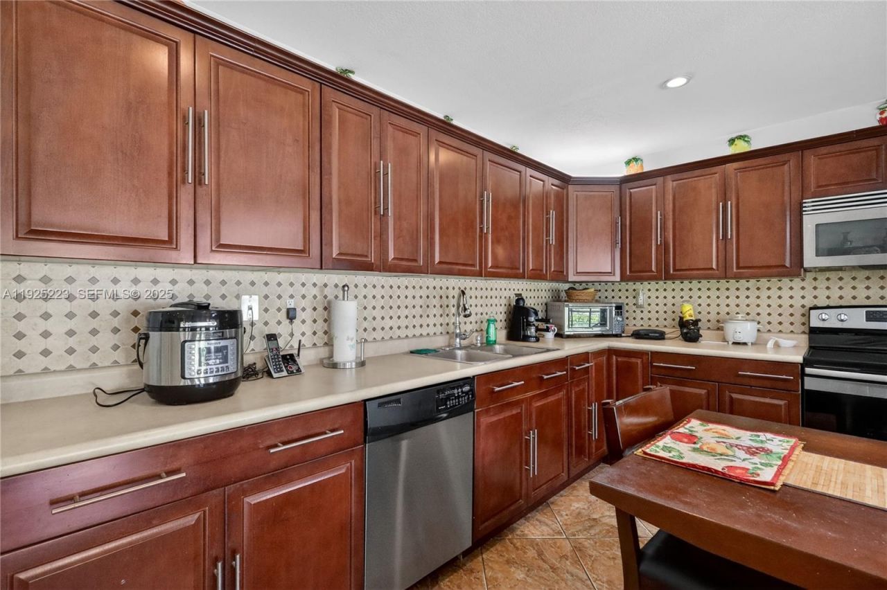 341 S Biscayne River Dr, Miami, FL 33169 Photo