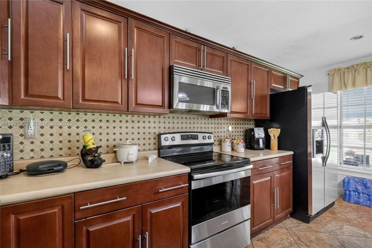 341 S Biscayne River Dr, Miami, FL 33169 Photo