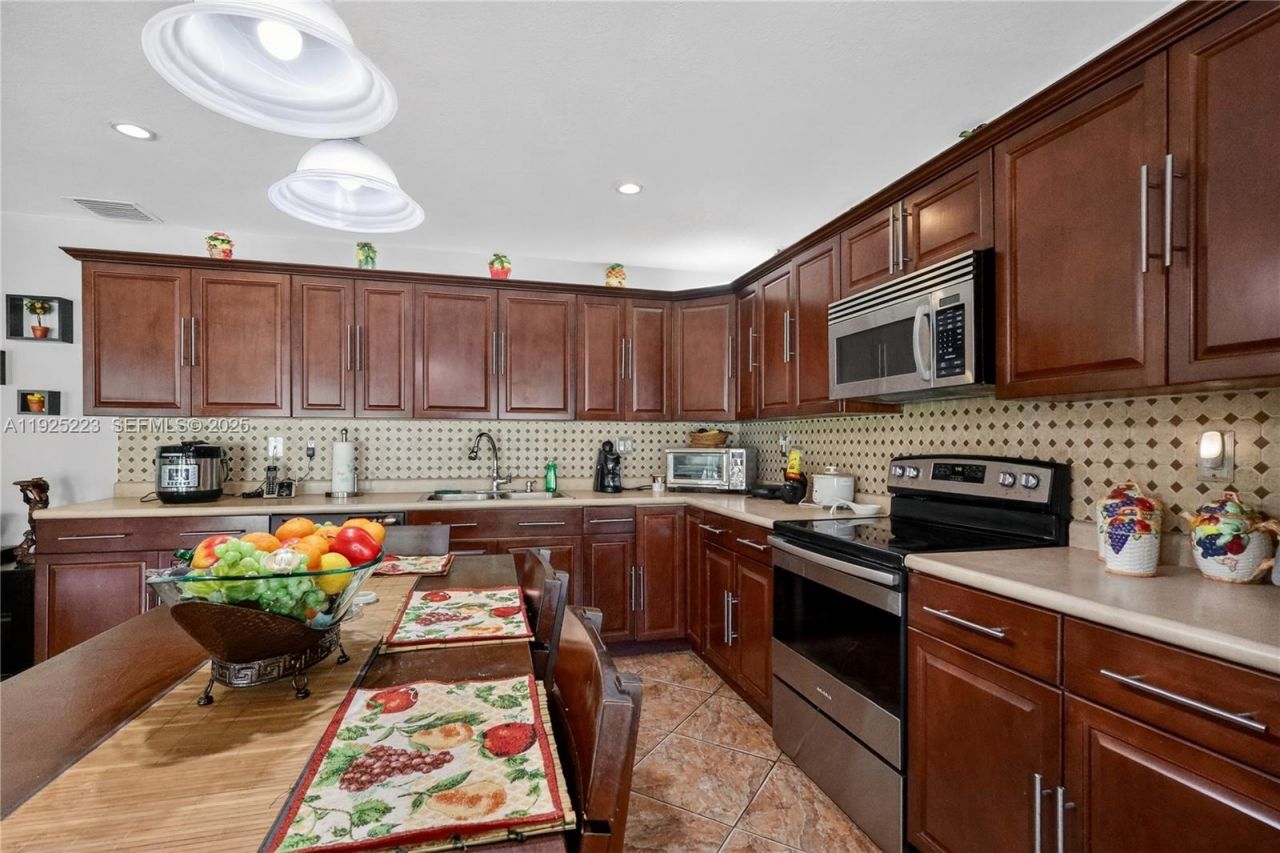 341 S Biscayne River Dr, Miami, FL 33169 Photo