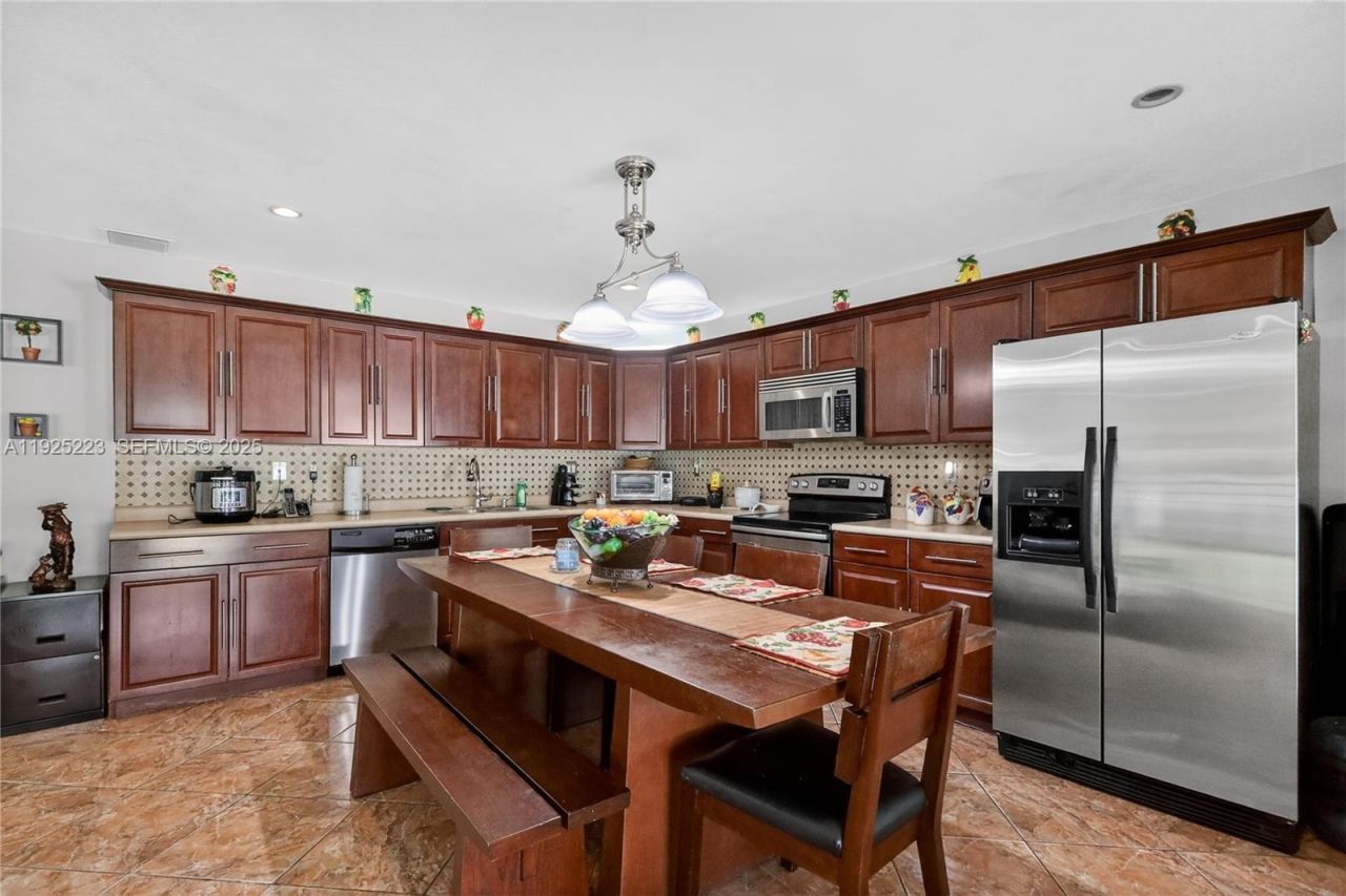 341 S Biscayne River Dr, Miami, FL 33169 Photo