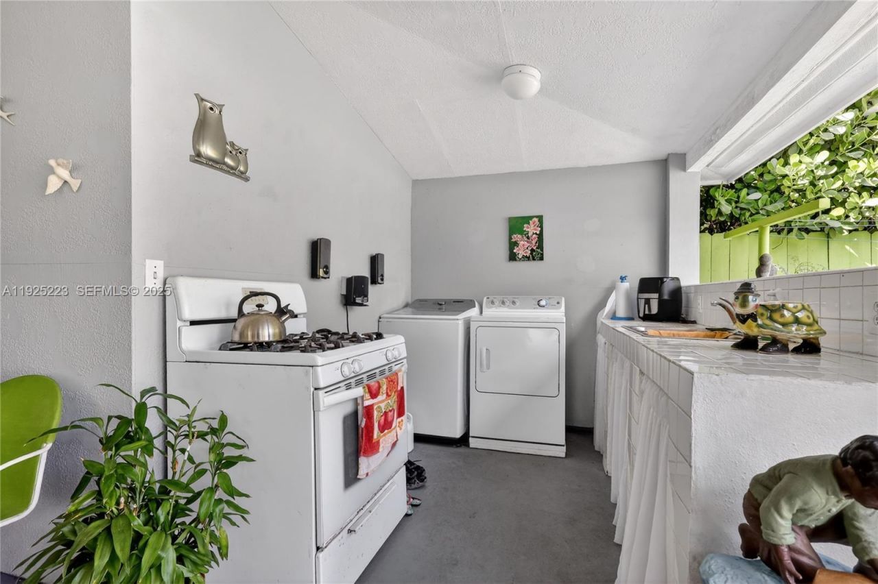 341 S Biscayne River Dr, Miami, FL 33169 Photo