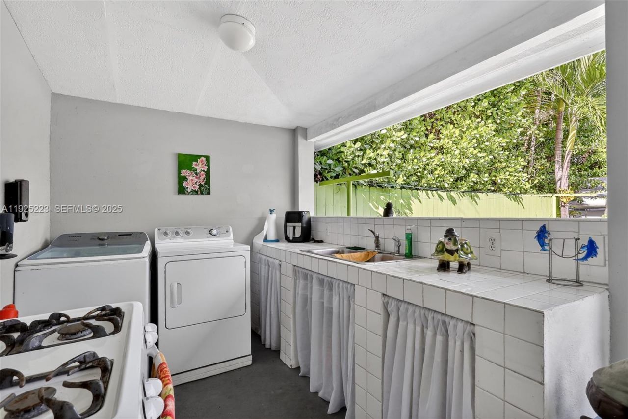 341 S Biscayne River Dr, Miami, FL 33169 Photo