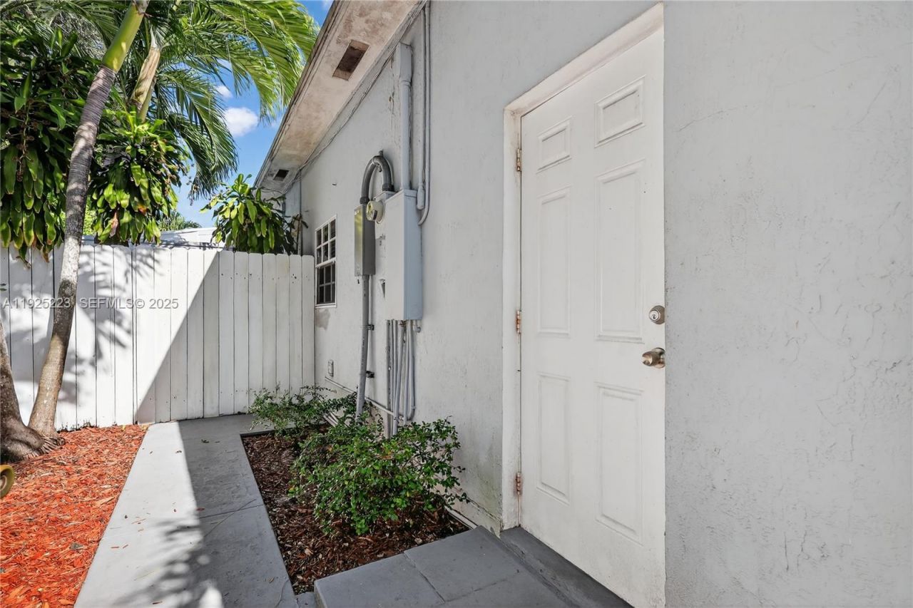 341 S Biscayne River Dr, Miami, FL 33169 Photo