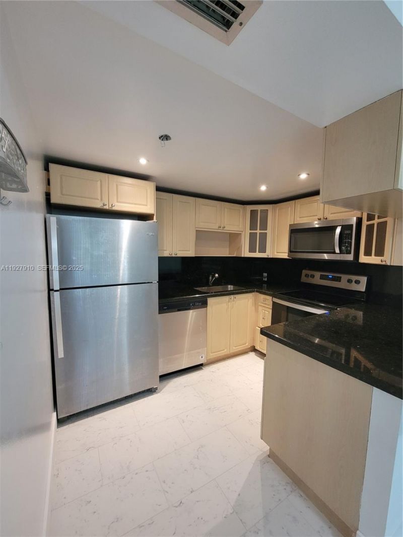 8290 Lake Dr, Unit 219, Doral, FL 33166 Photo