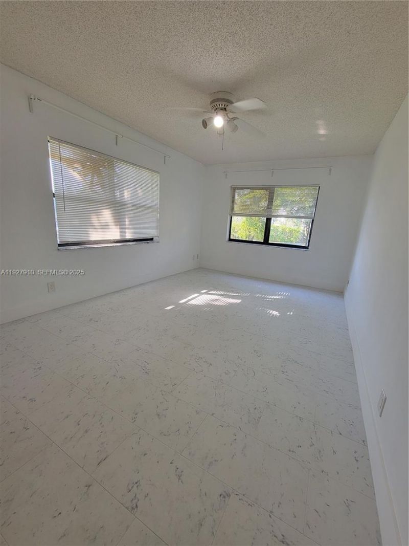 8290 Lake Dr, Unit 219, Doral, FL 33166 Photo