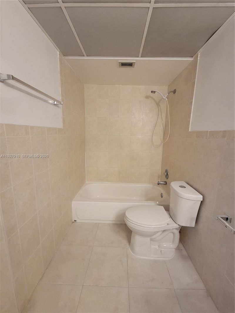 8290 Lake Dr, Unit 219, Doral, FL 33166 Photo