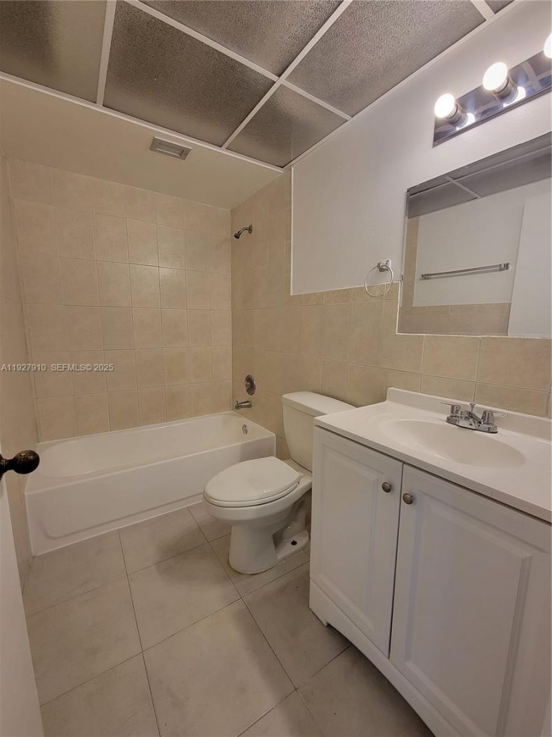 8290 Lake Dr, Unit 219, Doral, FL 33166 Photo