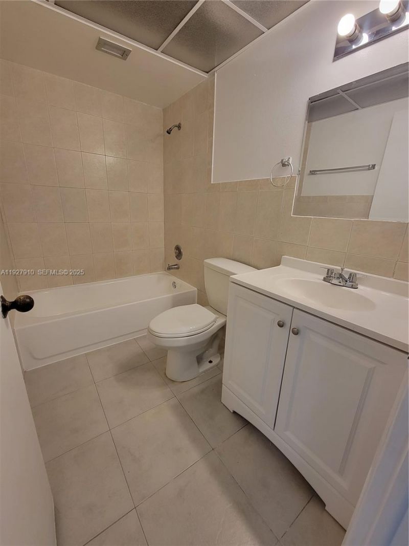 8290 Lake Dr, Unit 219, Doral, FL 33166 Photo
