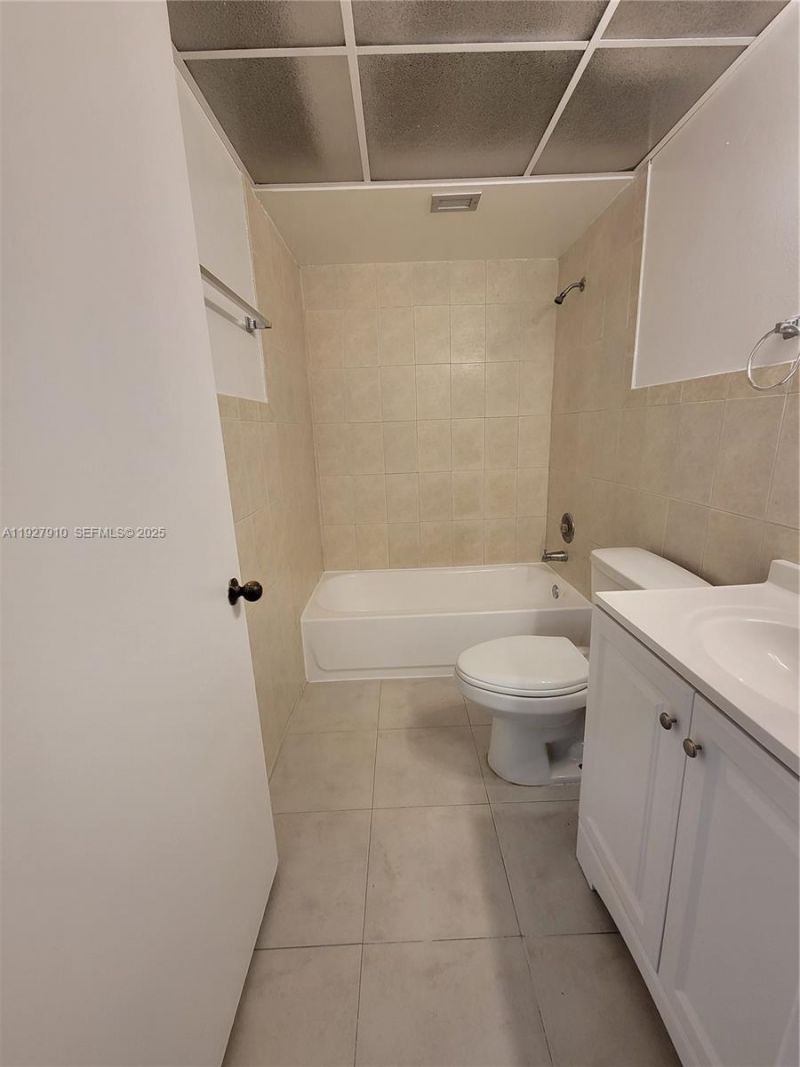 8290 Lake Dr, Unit 219, Doral, FL 33166 Photo