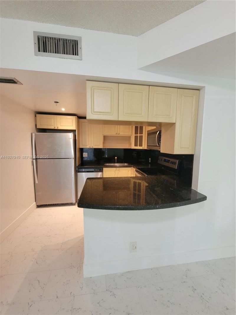 8290 Lake Dr, Unit 219, Doral, FL 33166 Photo