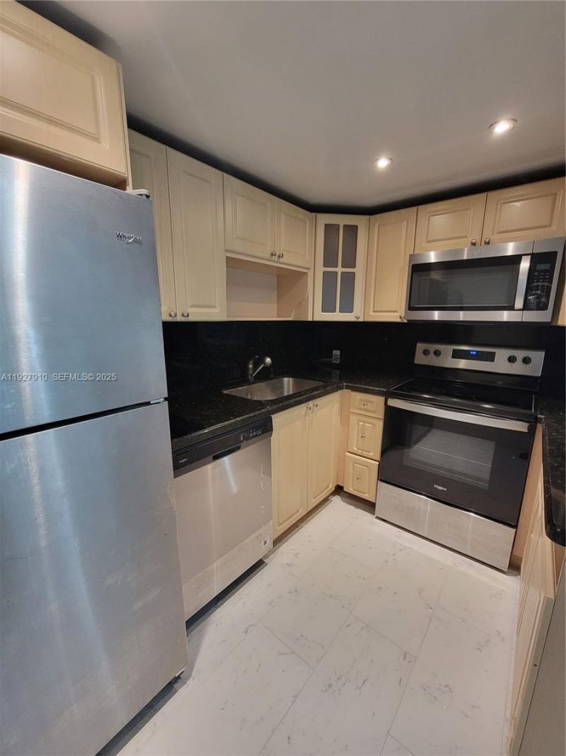 8290 Lake Dr, Unit 219, Doral, FL 33166 Photo