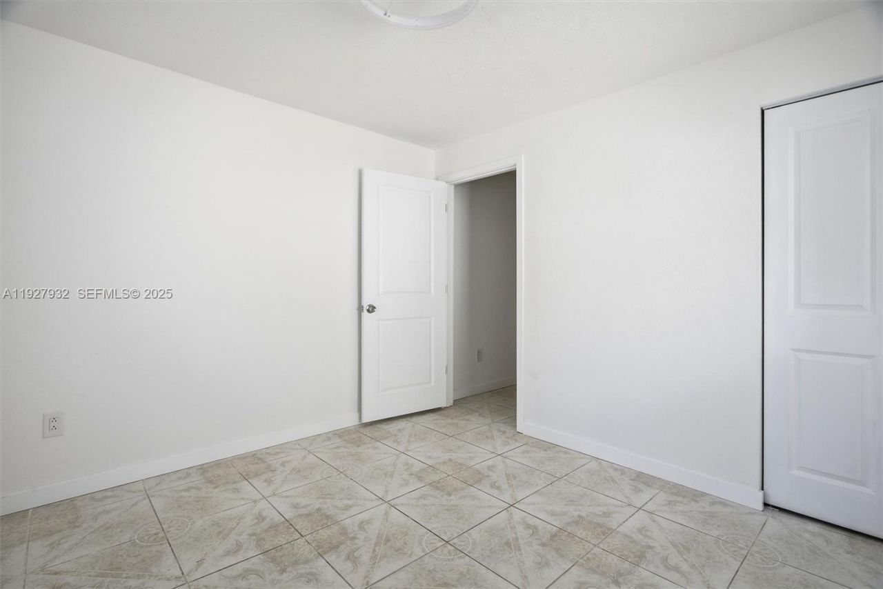 465 NE 165th St, Unit 1, Miami, FL 33162 Photo