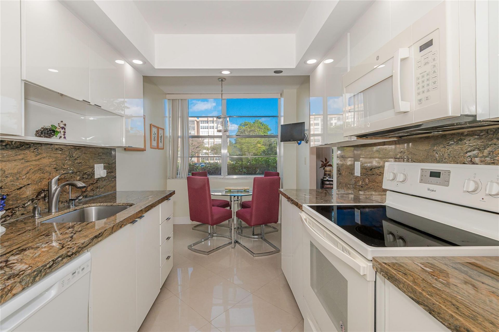 1200 Saint Charles Place, Unit L-19, Pembroke Pines, FL 33026 Photo