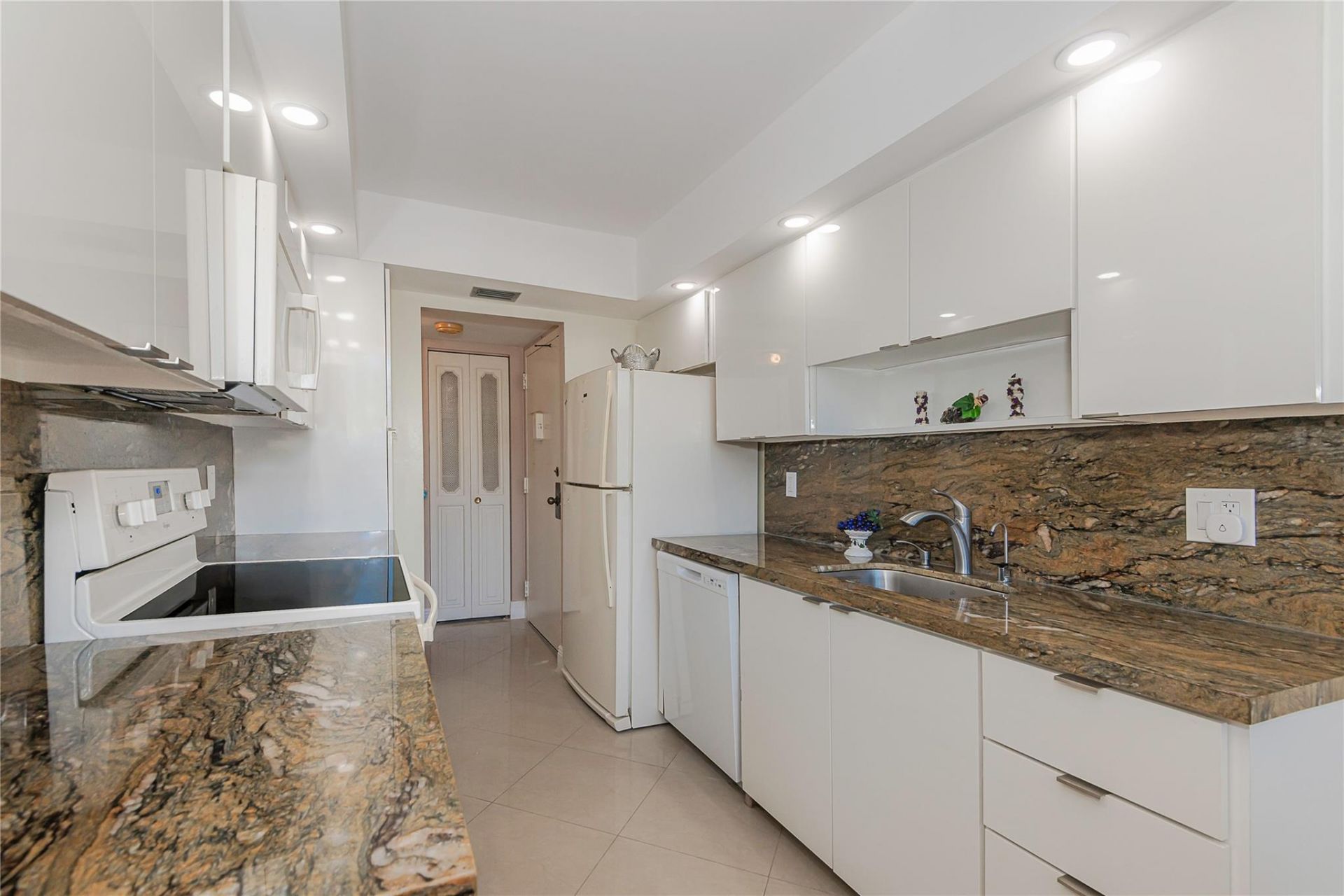 1200 Saint Charles Place, Unit L-19, Pembroke Pines, FL 33026 Photo