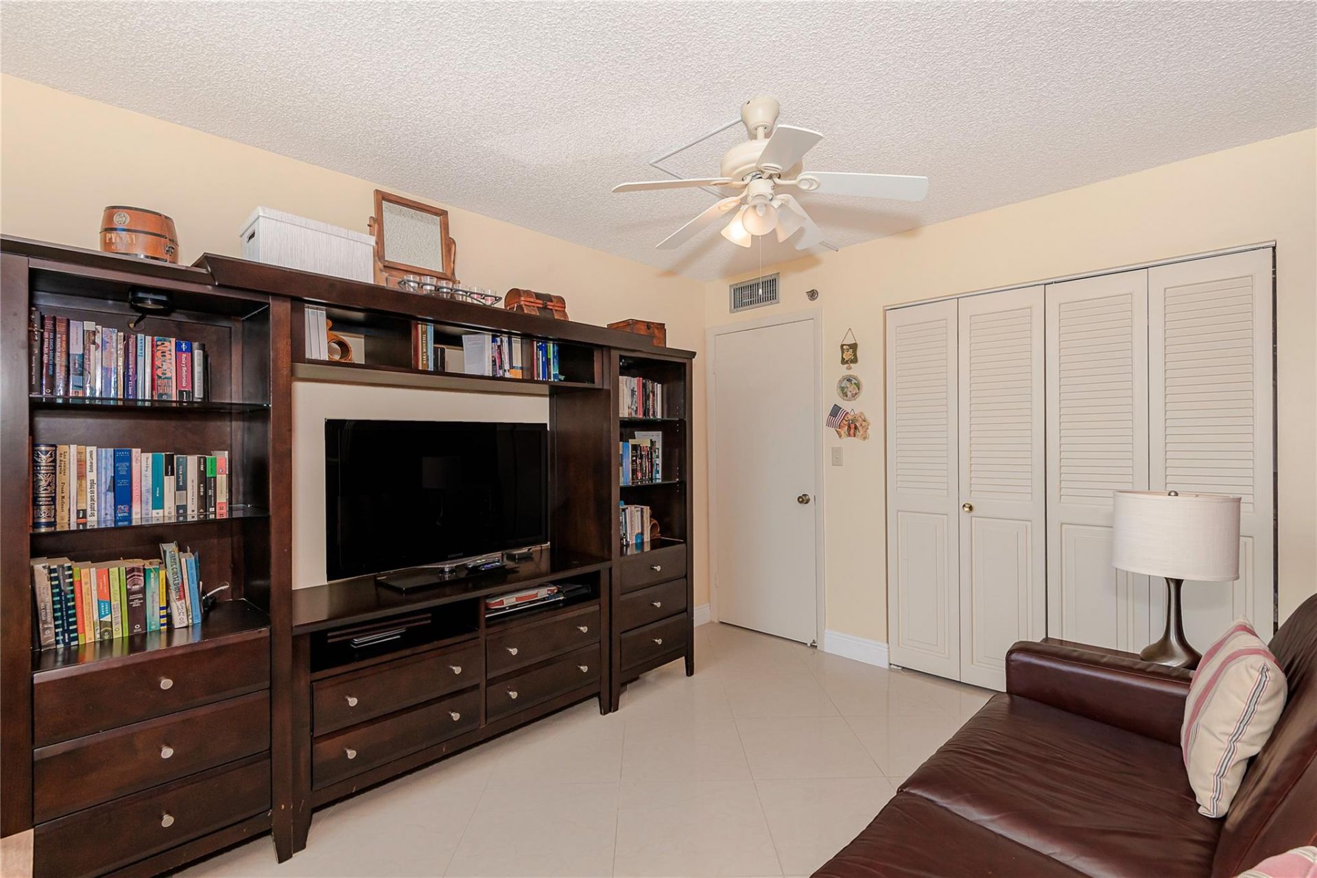 1200 Saint Charles Place, Unit L-19, Pembroke Pines, FL 33026 Photo