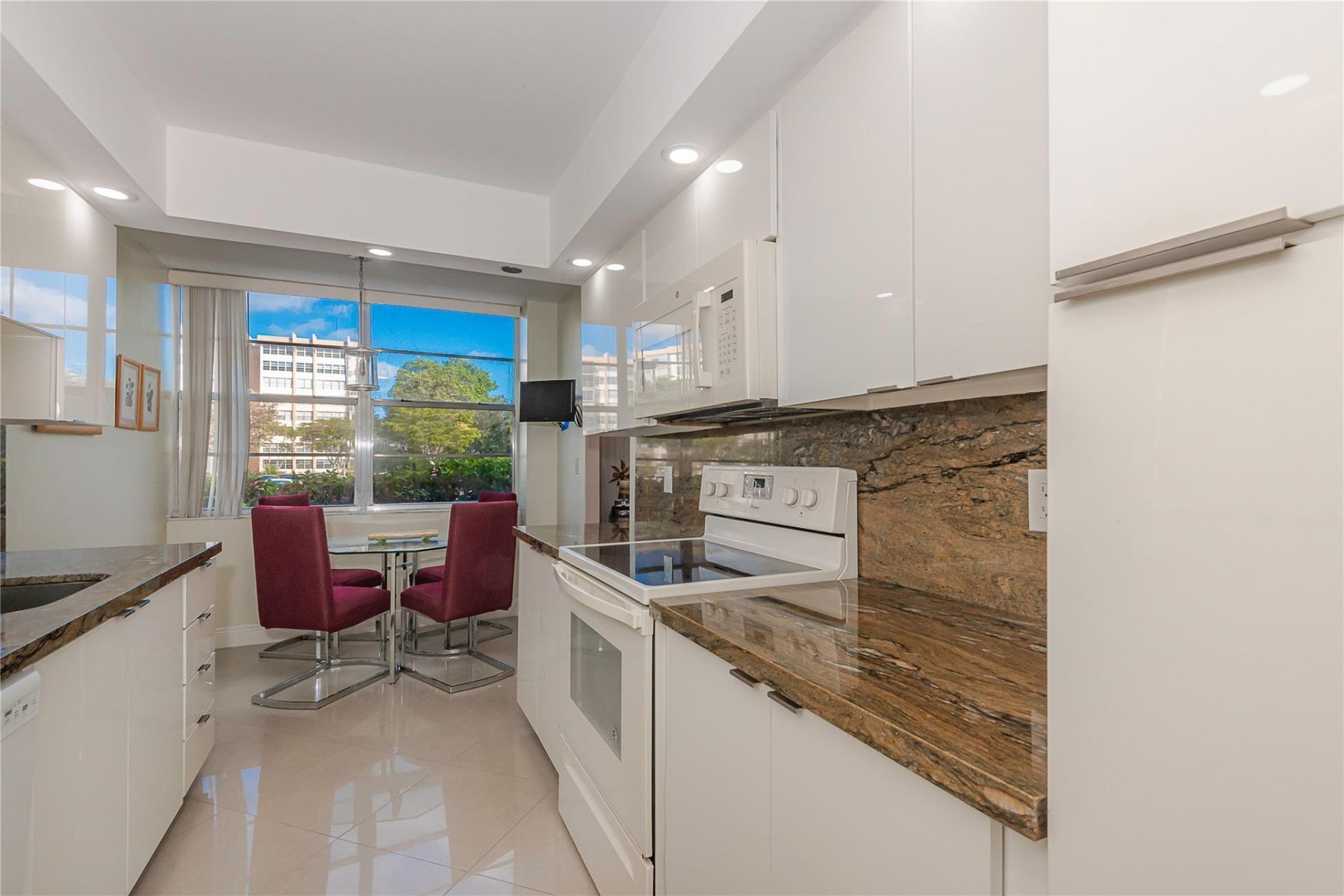 1200 Saint Charles Place, Unit L-19, Pembroke Pines, FL 33026 Photo